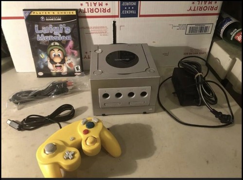 Nintendo GameCube Silver Bundle Luigi's Mansion + Controller