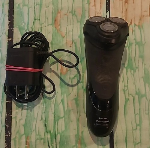 Philips S3310 Norelco Shaver  Series 3000 Electric Shaver  with Charger TESTED