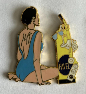 86 - RARE Grand Pin's PIN-UP SEXY MAILLOT DE BAIN - FAVEL ACCESSOIRES 40x35 mm