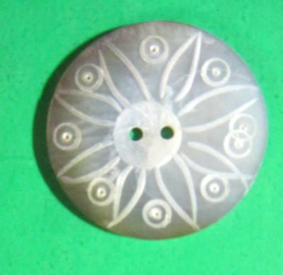 VINTAGE 7/8'' ETCHED 8-POINT FLORAL CIRCLE DOT PEARL SHELL 2-HOLE BUTTON-C10