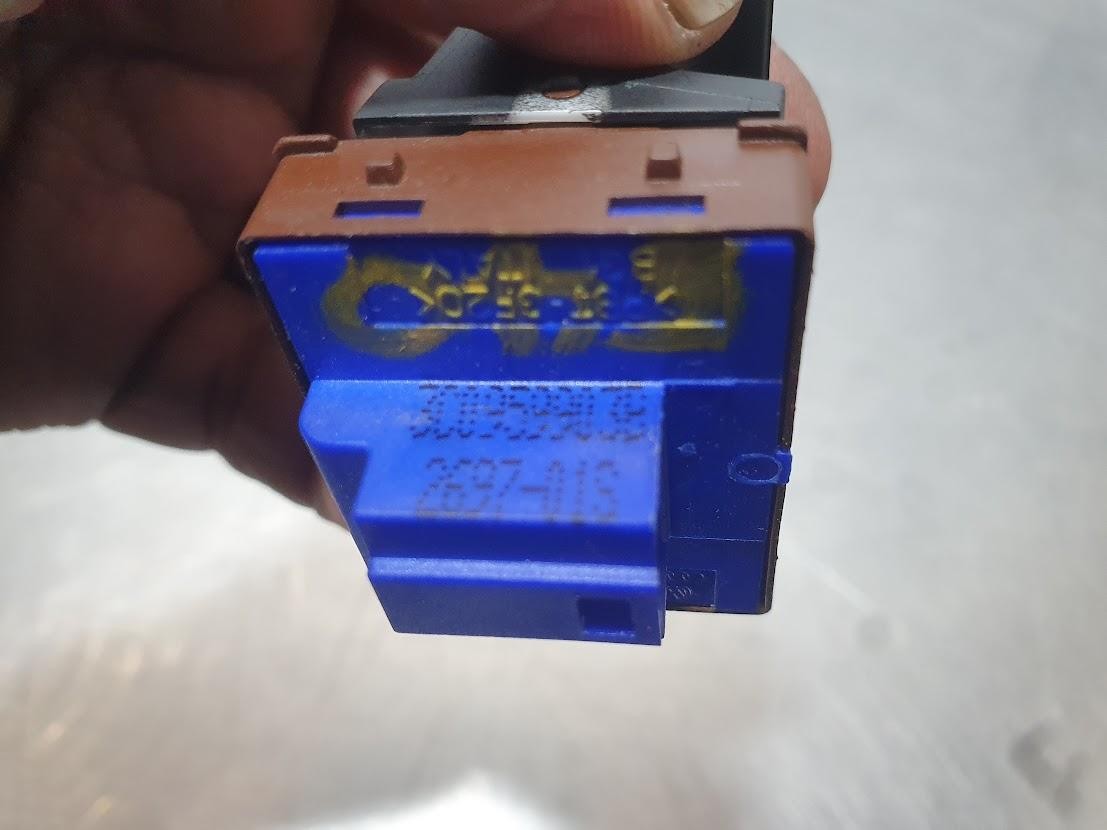 2008 Volkswagen Passat MISC SWITCH/RELAY FUEL DOOR/ BOOT RELEASE BUTTONS 3C/MK6 B6- image 4