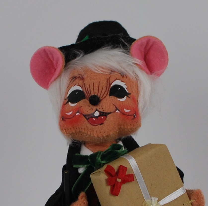 Annalee Mouse Top Hat 2009 Gift in hand Christmas 75th