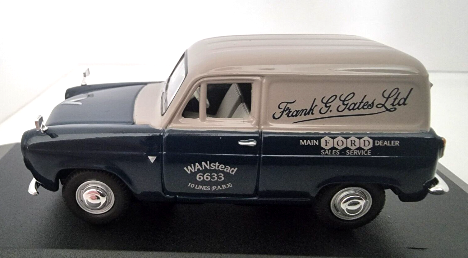 143-ford-300e-thames-van-ford-dealer-livery-corgi-diecast-scale-model-va03306