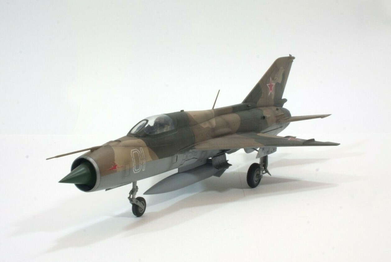プラモデル完成機　1/48　MIG-21MF フィッシュベット Amazon | エデュアルド 1/48 ウィークエンドエディション チェコ