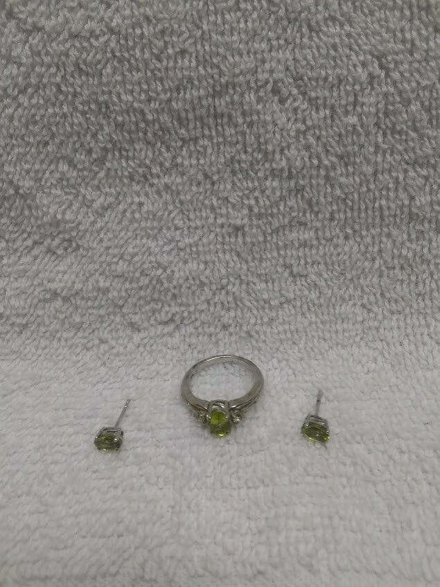 925 sterling silver Peridot jewelry set,necklace,stud ear rings,& ring size 