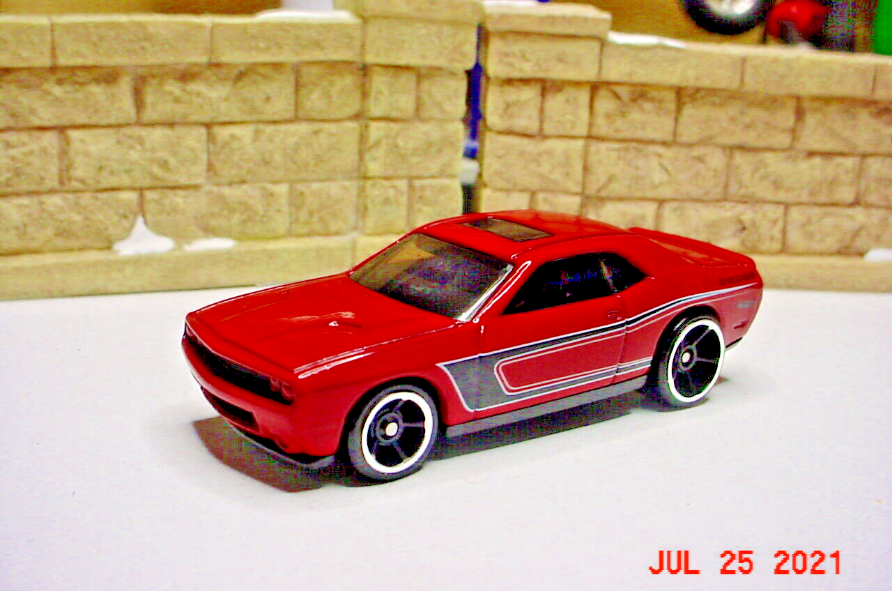 2008 DODGE CHALLENGER SRT8 ミニカー Amazon.com: Maisto 1:24 Scale Assembly Line 2008 Dodge