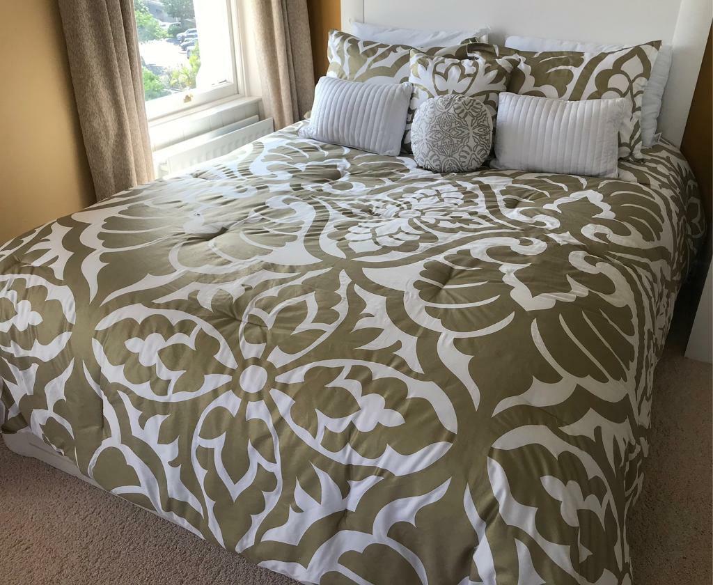 Beautiful Comforter Set Like New As Only Been Used As Bedding Decor