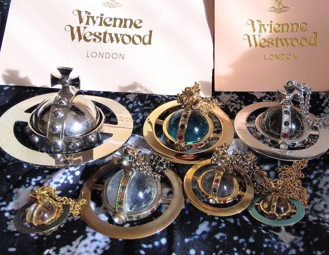 Vivienne Westwood トーナルORB Vivienne Westwood 3D Giant Global Red Orb Saturn Gold Tone