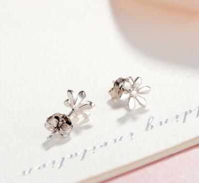 Adorable Silver SP Flower Daisy Stud Earring