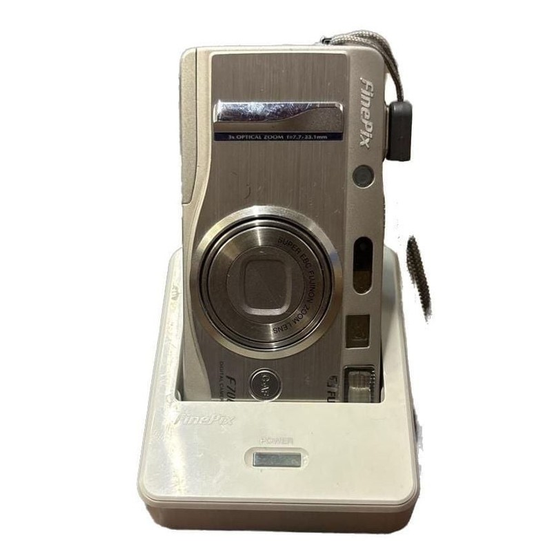 Fujifilm FinePix F710 Digital Camera with Docking Station Charger