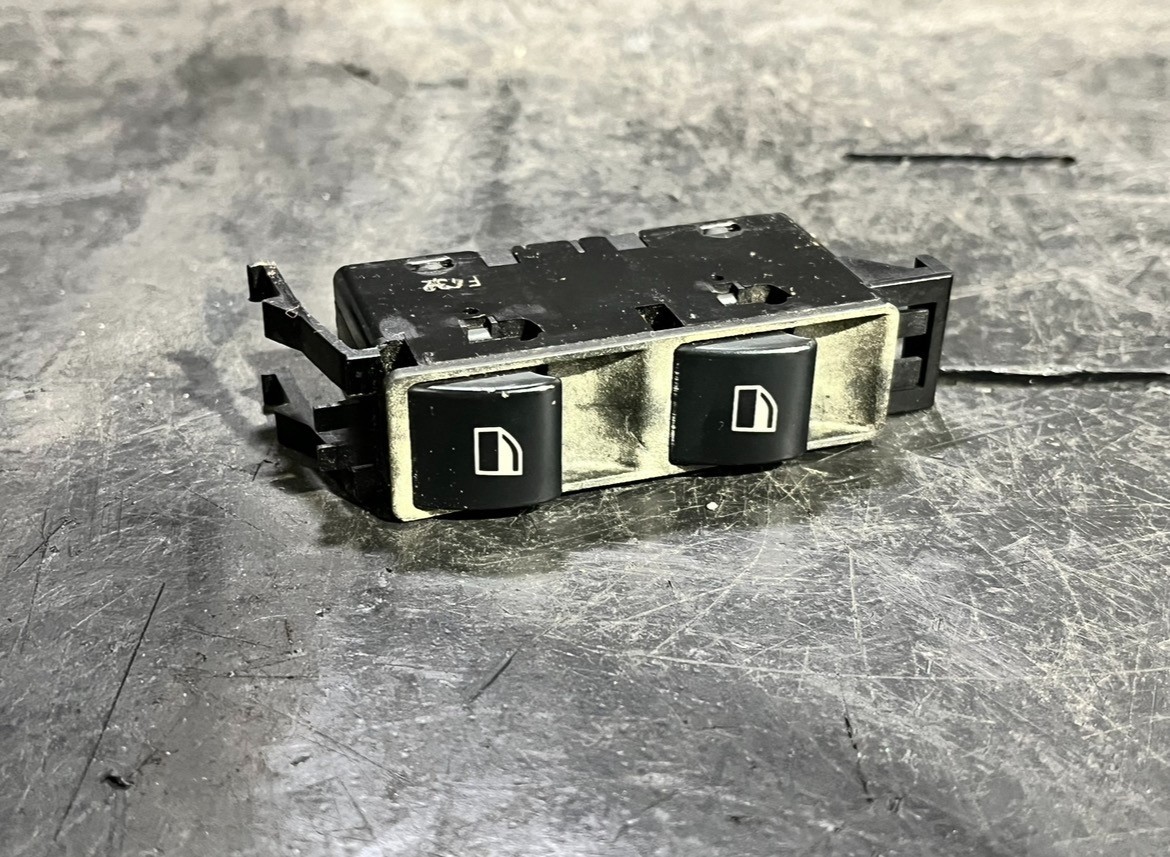 00-06 BMW E46 SEDAN PASSENGER RIGHT SIDE WINDOW SWITCH 325I 330I 8381514