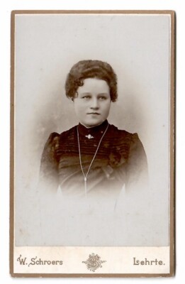 7002- CDV * Damenporträt * Brosche & Kette * Lehrte um 1900