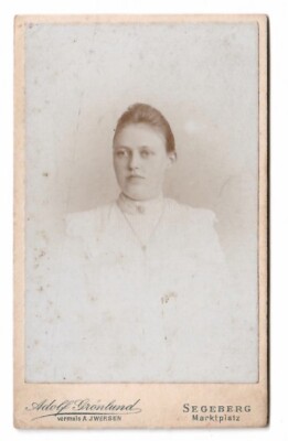 10507- CDV Damenporträt * Brosche,Kette  Segeberg um 1910