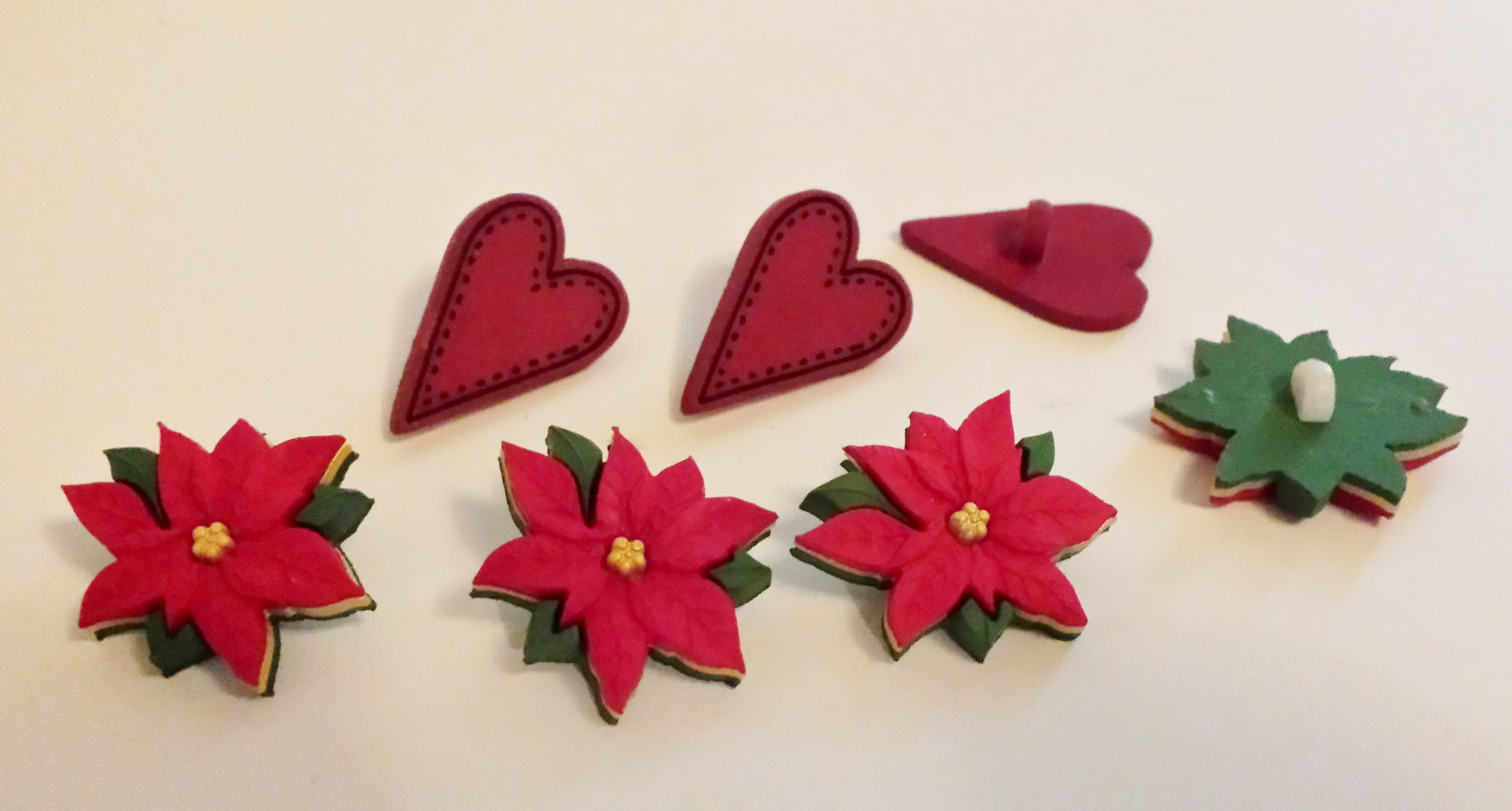 7 Winter Buttons Point Setter Hearts 15mm