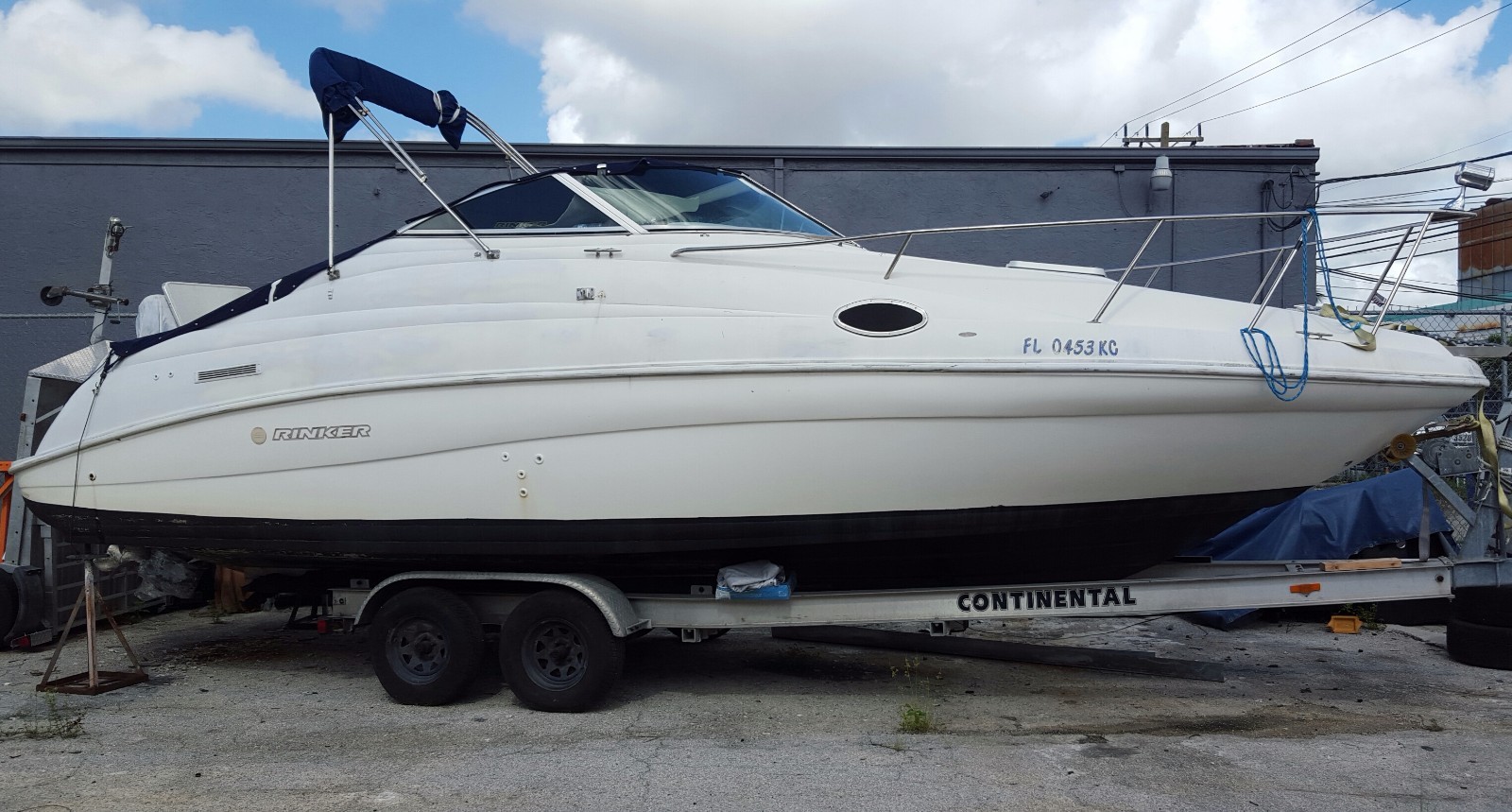1997 RINKER FIESTA VEE 266 27 FT ENGINE VOLVO 2008 AND OUT DUOPROP NO RESERVE..
