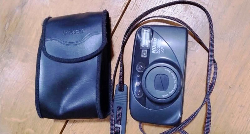 Ancien Appareil Photo Argentique Compact, Joli Nikon Zoom 100 Af, Japon 1993