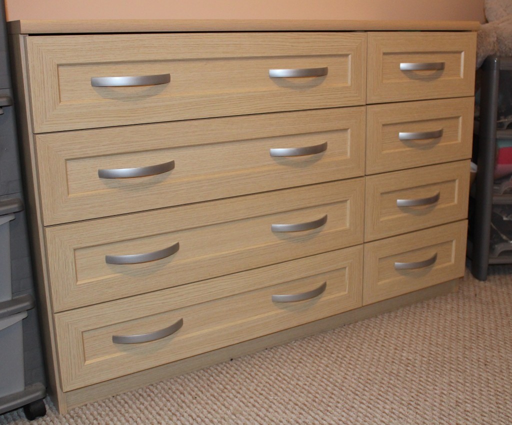 Hallingford 4+4 Chest of drawers light oak effect in Harlow, Essex