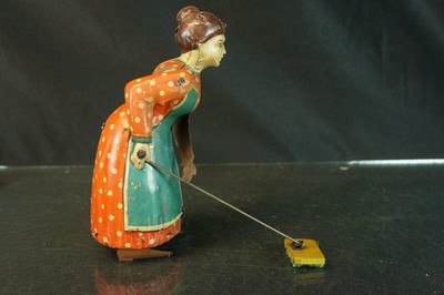 1920'S GUNTHERMAN GERMAN TIN WIND UP BUSY LIZZIE SWEEPING LADY VINTAGE TOY