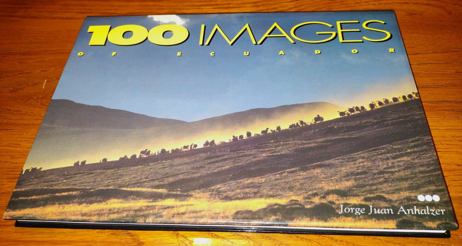 洋書　アーミッシュ写真集 100 Images of Ecuador by Jorge Juan Anhalzer signed by