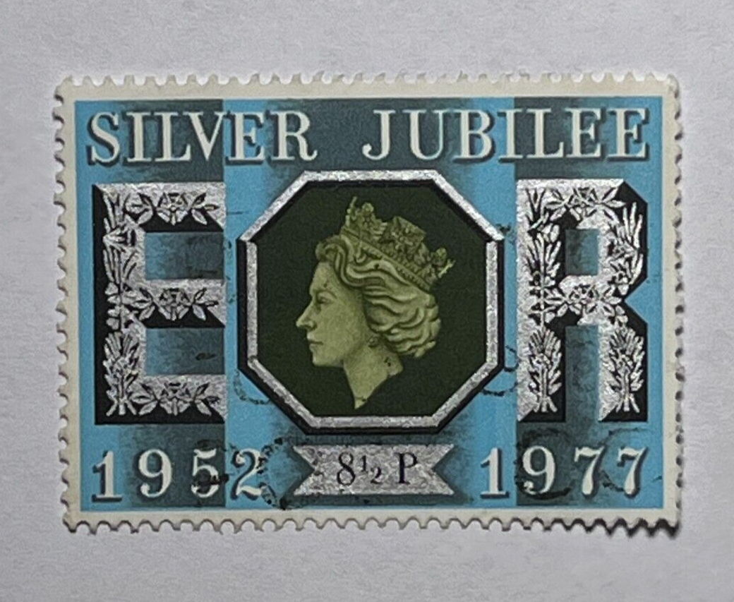 Great Britain Scott 810 8 1/2p Stamp - QE II Silver Jubilee