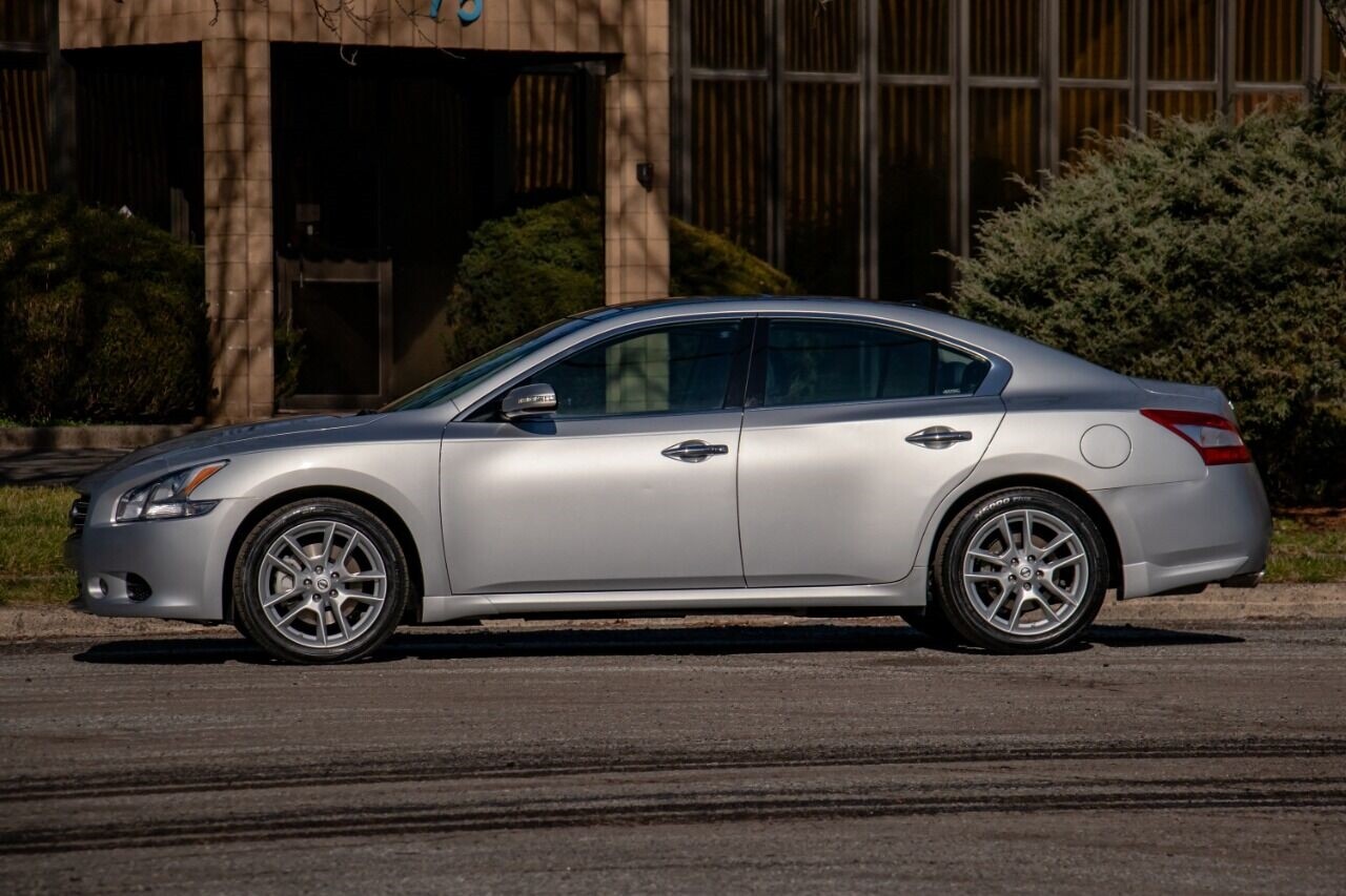 Owner 2010 Nissan Maxima 3.5 SV Premium Only 51k Miles