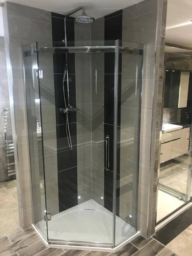 FRAMELESS QUADRANT DIAGONAL SHOWER ENCLOSURE INC TRAY AND SHOWER SET
