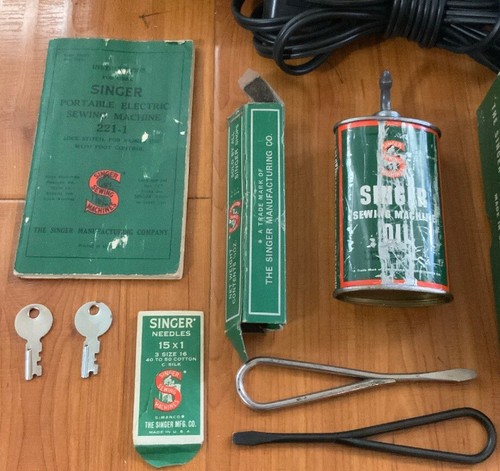 Vintage Singer Featherweight 221 1952 sewing machine With Case Accessories