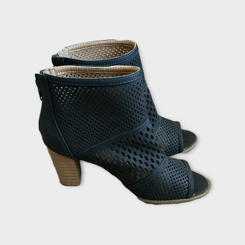 Report | Kayak Vegan Dark Charcoal Peep Toe Gray Leather Bootie | 8.5