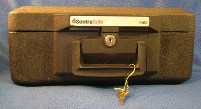 SENTRY 1100 HOME SECURITY PORTABLE WATER & FIRE PROOF LOCK BOX SAFE WITH 1 KEY