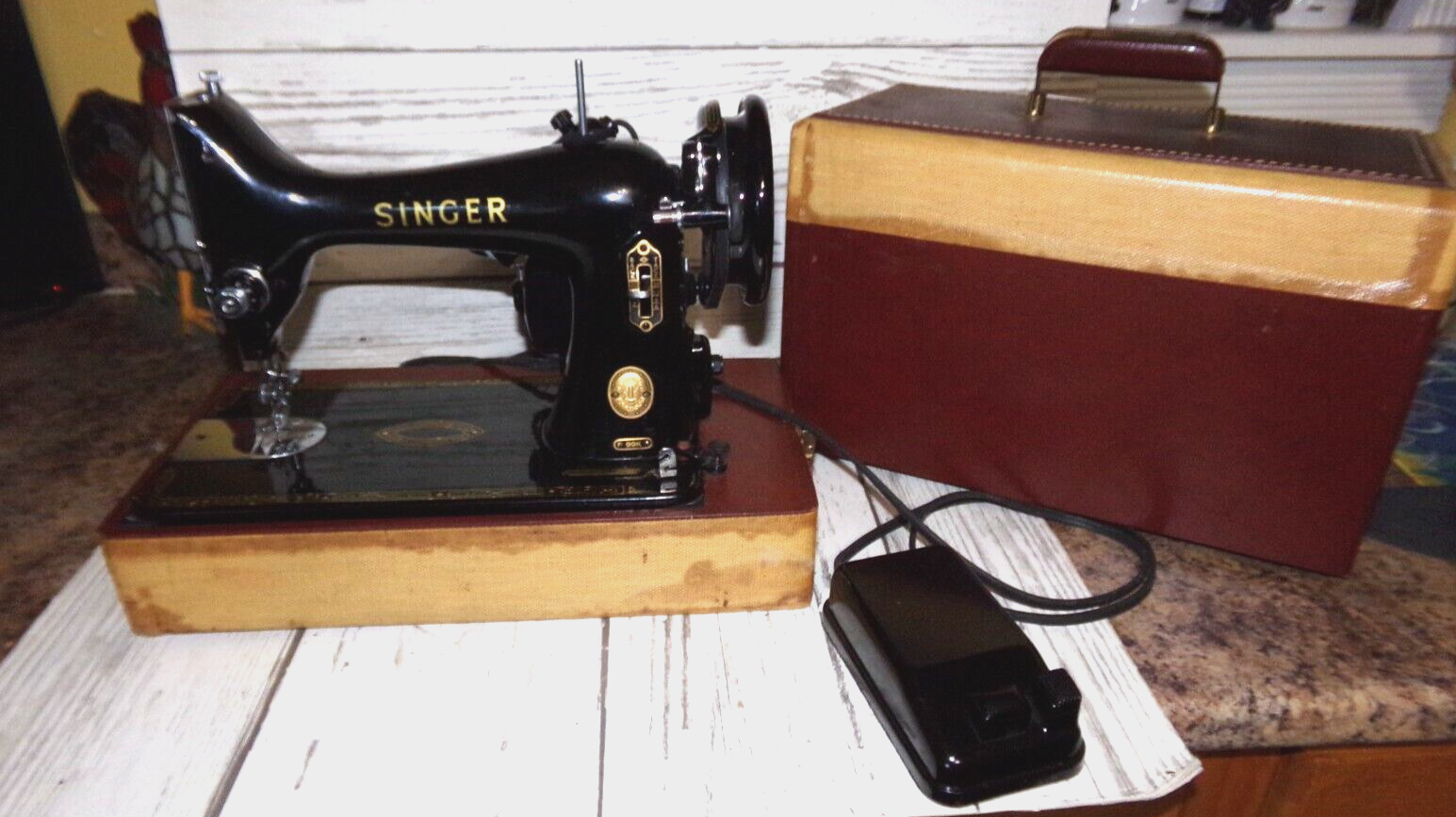 VINTAGE SINGER BZ 15-8 COMPACT SEWING MACHINE with PEDAL +