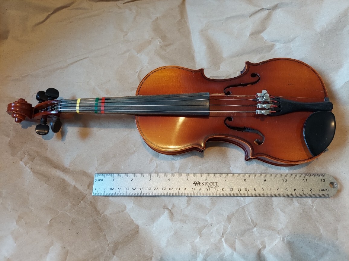 Suzuki No.220 1/8 Violin, Japan 1975, reglue/repair needed
