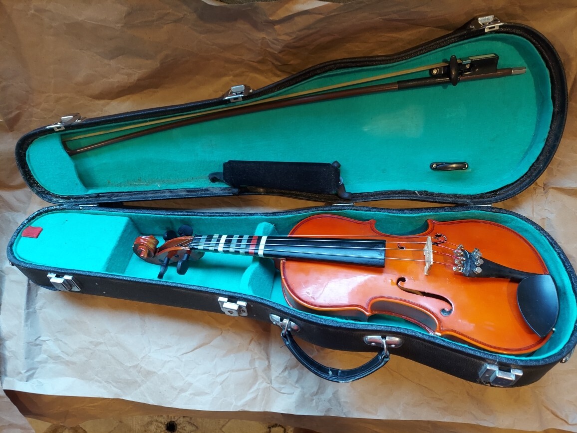 Cremona model SV-100 sized 1/2 Violin. China. Good Condition