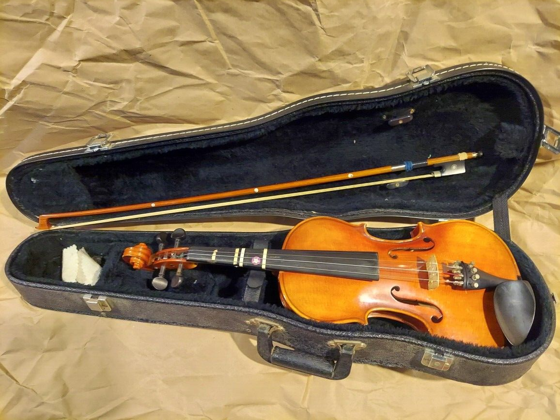 Suzuki 220 (3/4 Size) Violin, Japan, 1995 w/ case & bow, Very Good Condition | eBay Suzuki 220 (3/4 Size) Violin, Japan, 1995 w/ case & bow, Very Good Condition | eBay