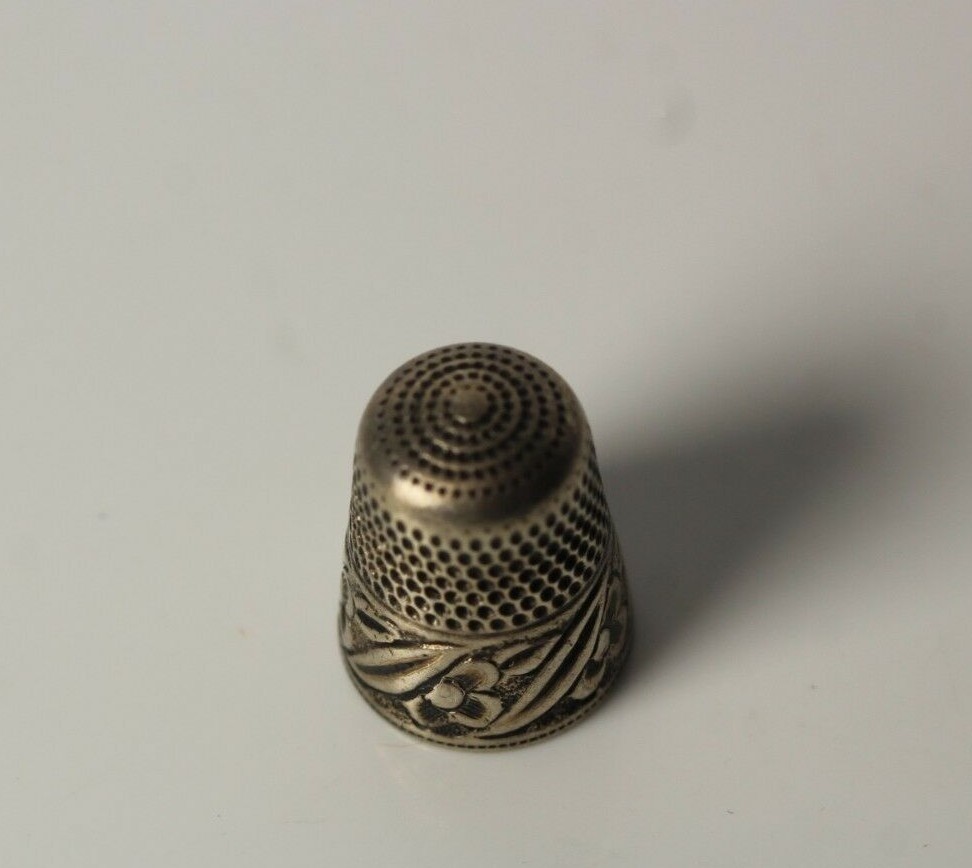 Vintage Sterling Silver  Sewing Thimble with Engranved Flower & Leaf Band