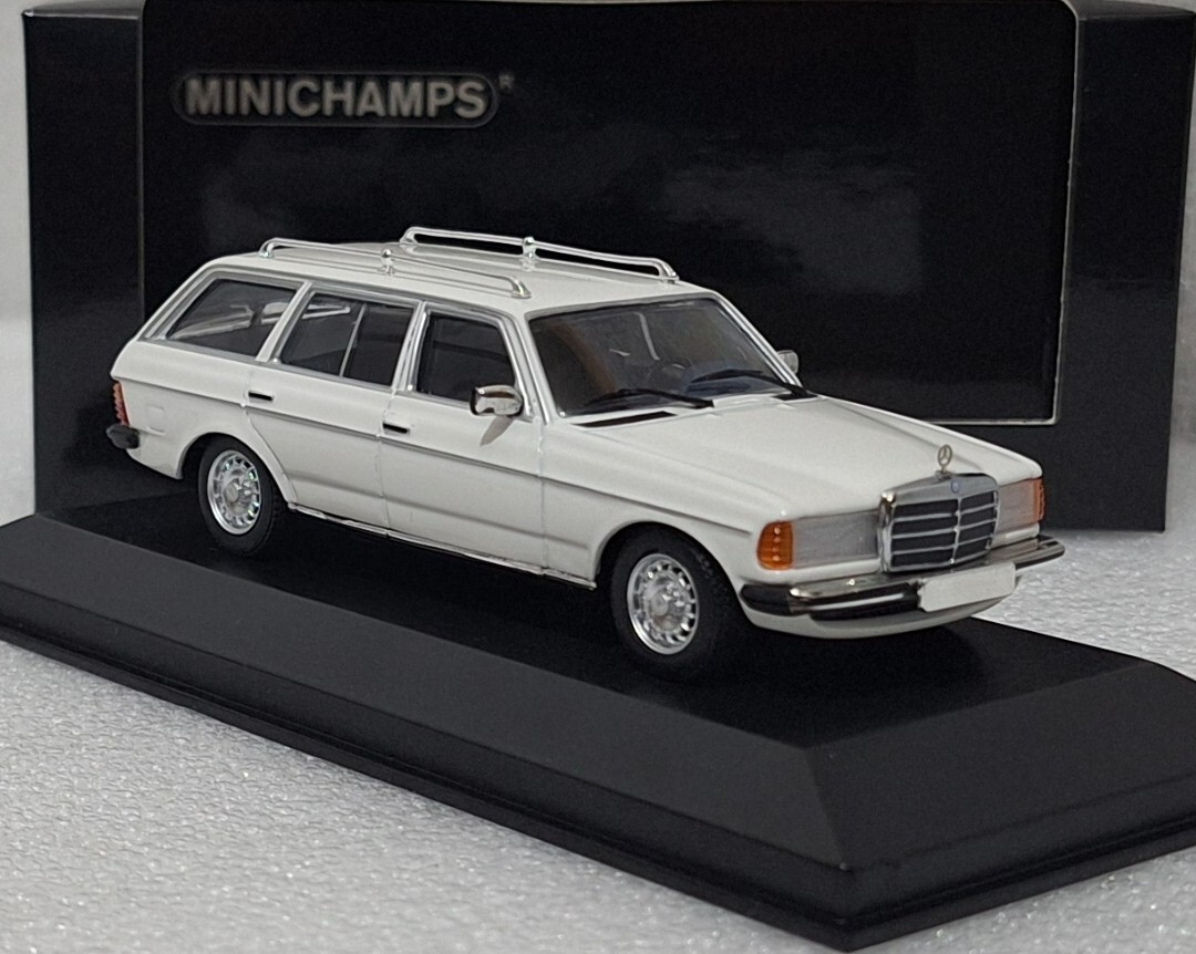 1/18 メルセデス S123 Tモデル 1978ダークブルー KKscale製 1/18 メルセデス S123 Tモデル 1978ダークブルー KKscale製