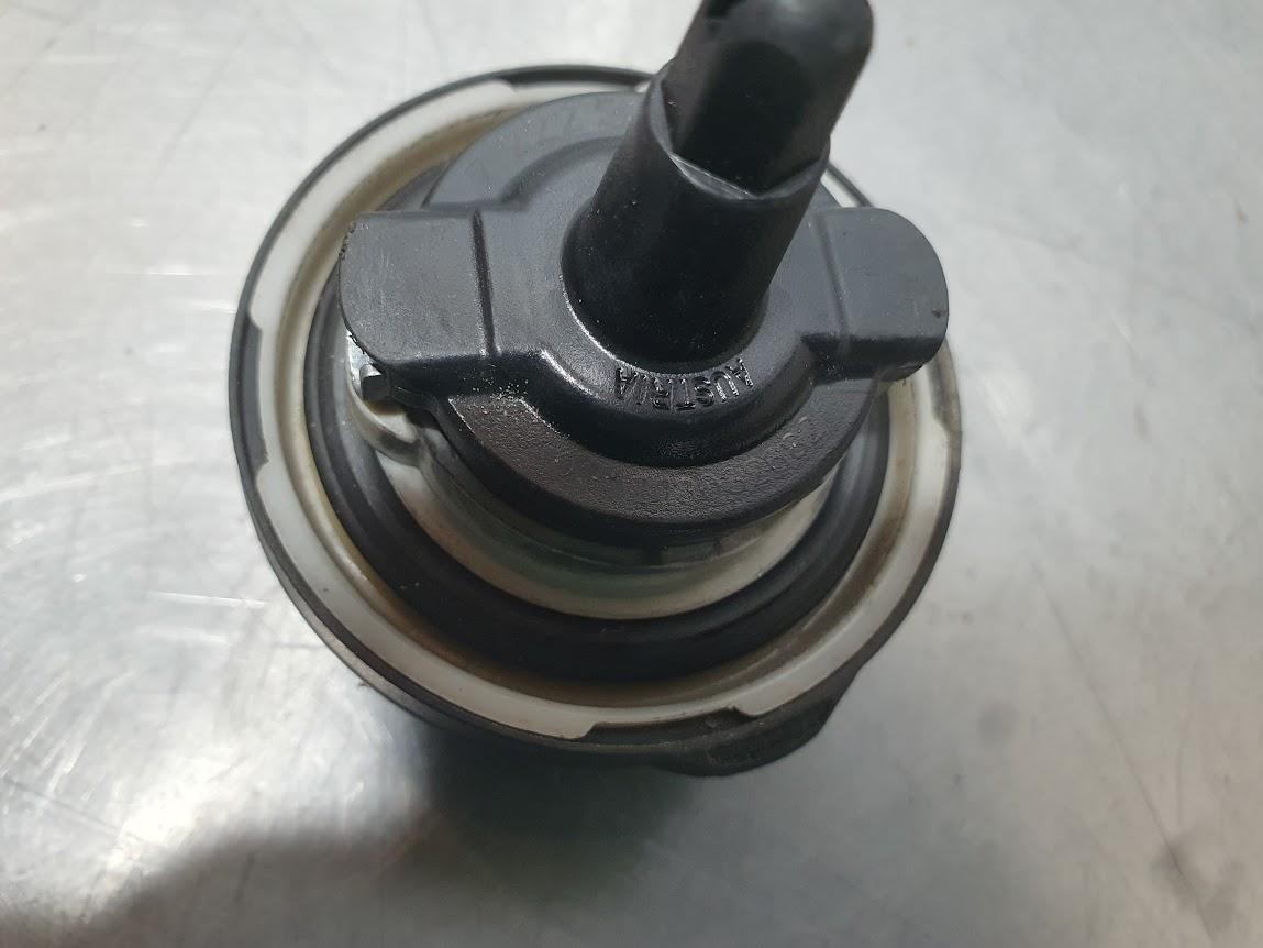 2014 Bmw 1 Series FUEL FILLER CAP F20 06/11-04/19 image 4