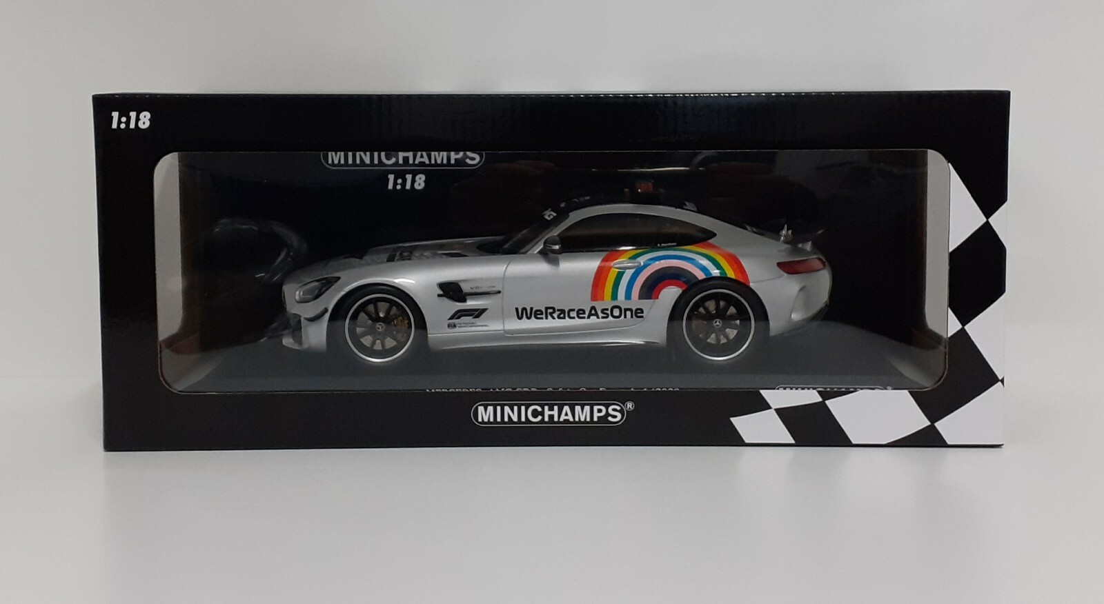 Diecast 1:18 Model Car Minichamps Mercedes-Benz AMG GTR
