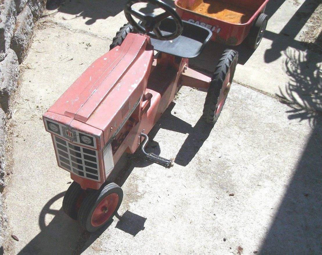 VINTAGE INTERNATIONAL HARVESTER PEDAL TRACTOR & TRAILER