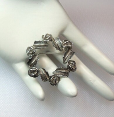 SARAH COVENTRY VINTAGE ''ANTIQUE ROSE'' SILVER TONE ROSE CIRCLE BROOCH