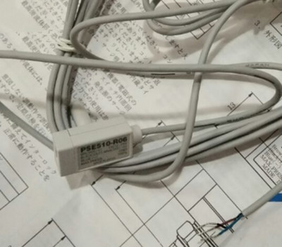 1PCS new SMC PSE510-R04 pressure sensor