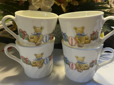 Corning/Corelle 4 Holiday Magic Christmas Mugs w Teddy Bears & Presents