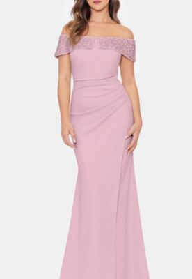 Платье-футляр из аквалангного крепа с открытыми плечами, украшенное бусинами Besty & Adam, розовое, 12Р