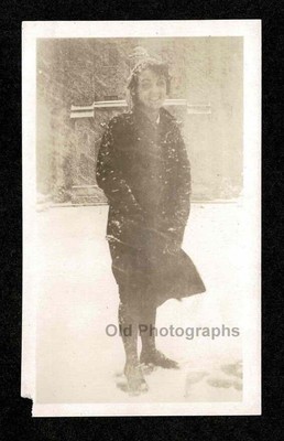 SMILING COLD WOMAN IN A WINDY SNOW STORM OLD/VINTAGE PHOTO SNAPSHOT- L806