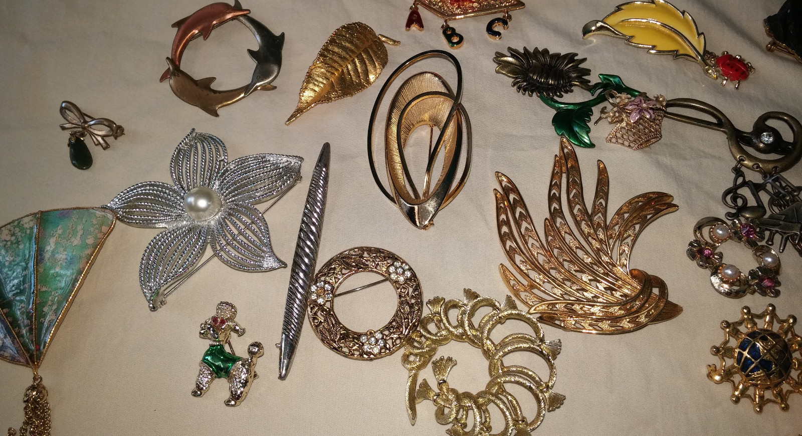 65 PLUS VINTAGE/NOW COSTUME JEWELRY BROOCHES WEAR/SELL