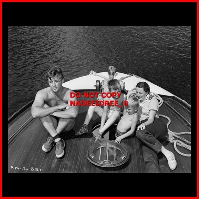 ROBERT MITCHUM AND HIS FAMILY AT LAKE MEAD 1949 PUBLICITY 8X10 PHOTO