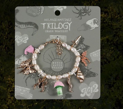 アクセサリー MELANIE MARTINEZ TRILOGY CHARM BRACELET Melanie Martinez Trilogy Tour - Cry Baby Charm Bracelet