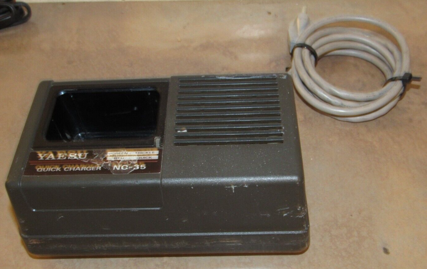 Yaesu NC-35 Walkie Talkie Radio Charging Dock Station for FNB-15 FNB-16 Battery
