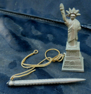 VTG Statue Of Liberty 3'' Statue With Original Attached 3'' Mechanical Lead Pencil