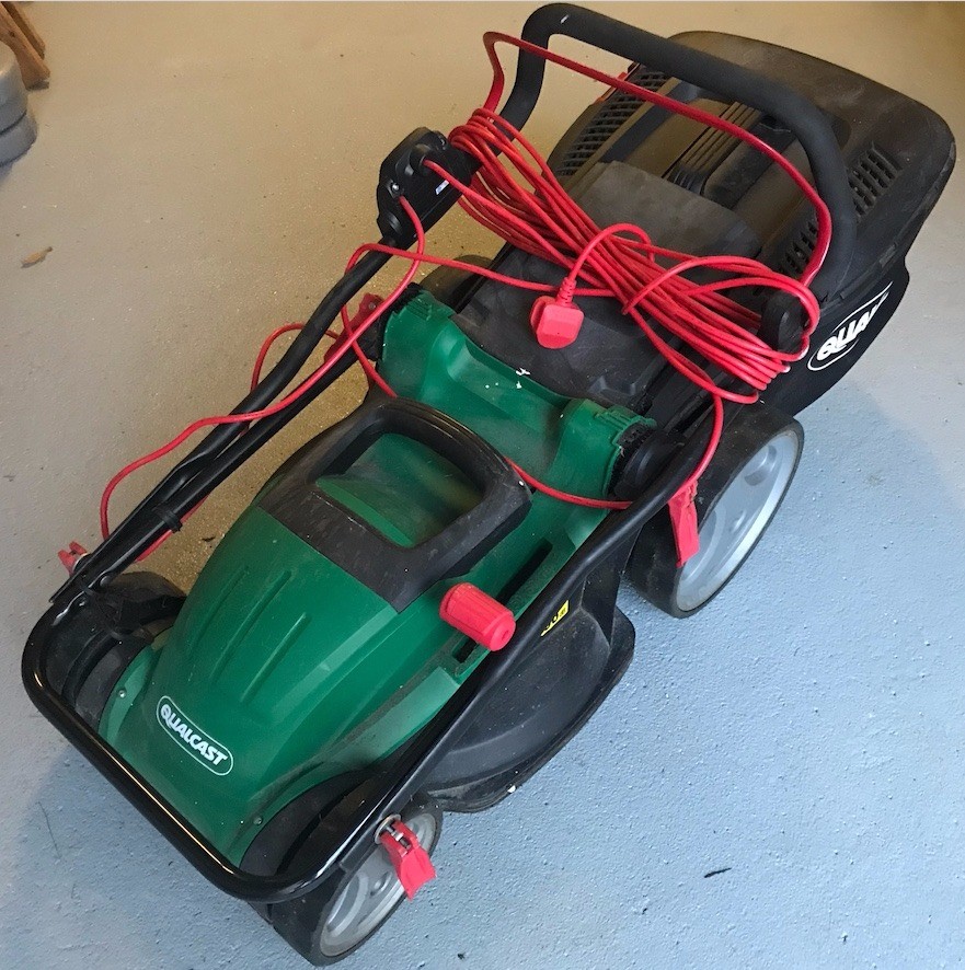 Qualcast 1600W Electric lawnmower 40cm cut MEB1640M in Leeds, West