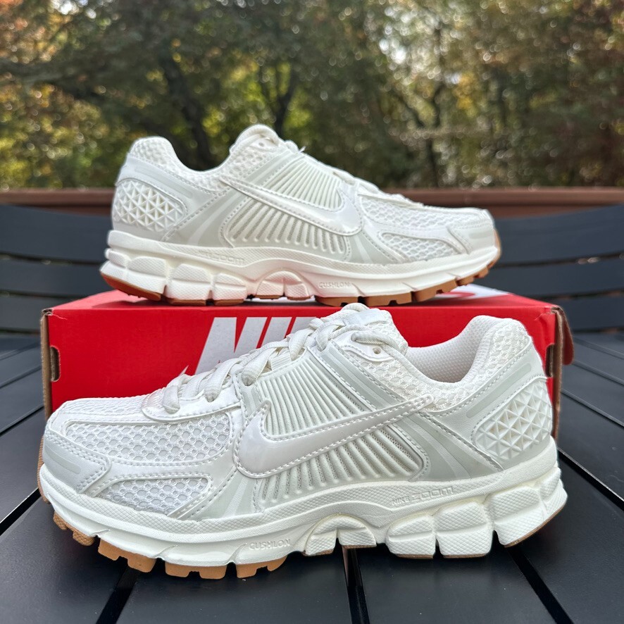 NIKE SIZE 6.5 - NIKE ZOOM VOMERO 5 SAIL PHOTON DUST GUM FLAX HM5886-133